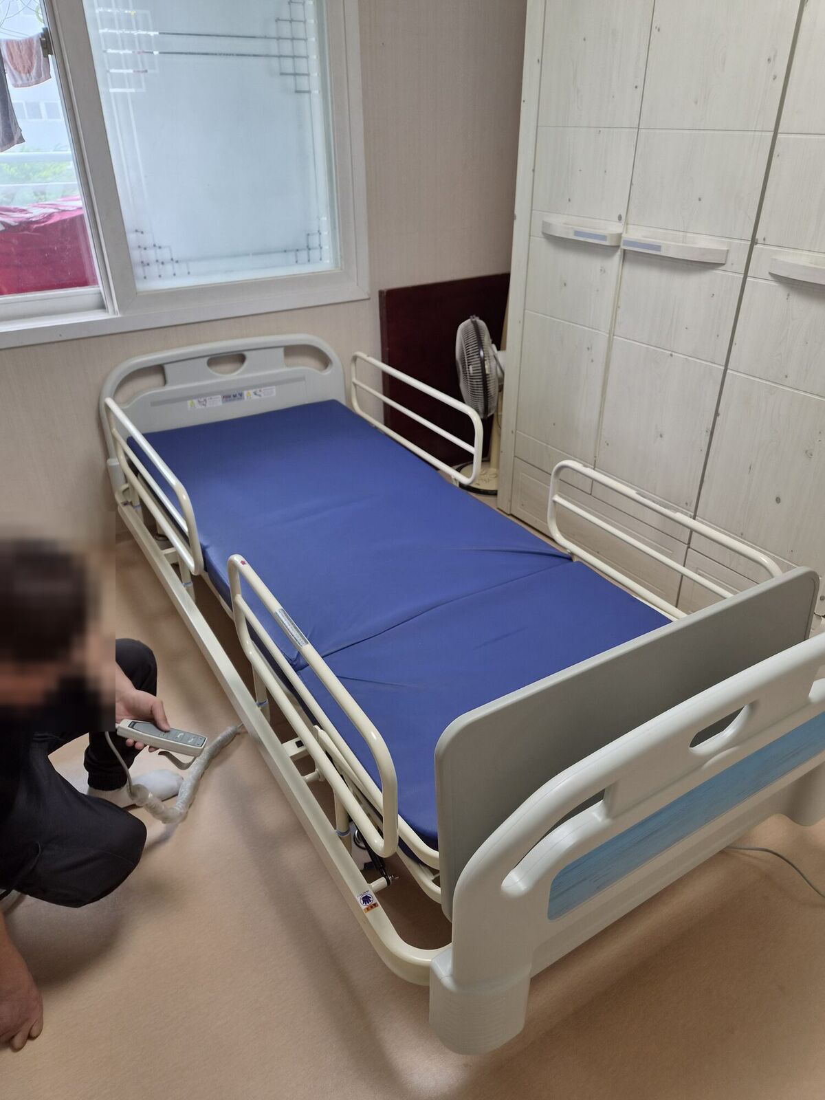 충북 재가복지와 함께 안내하는 복지용구 참고사진 - 설치 중인 파란 매트리스 전동침대