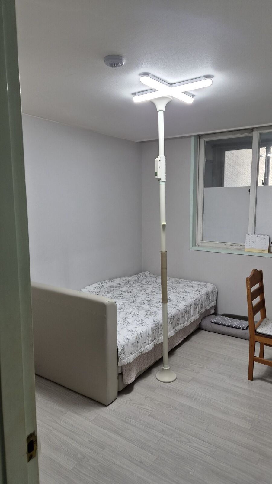 충북 재가복지와 함께 안내하는 복지용구 참고사진 - 침대 옆 바닥과 천장 사이에 고정한 기둥형 안전손잡이